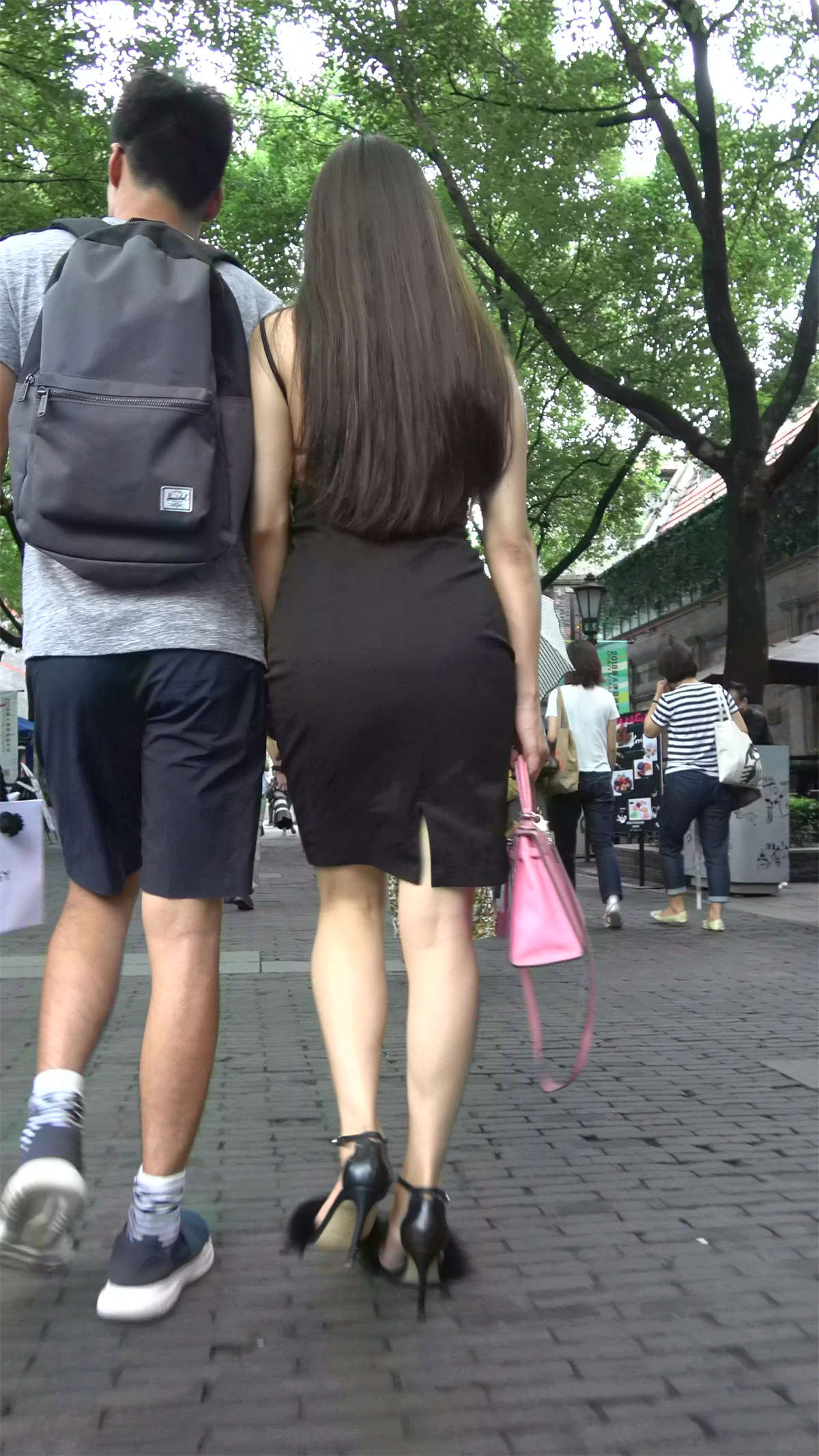 图片[2]-黑色吊带包臀裙连衣裙街拍高跟美女-日更街拍