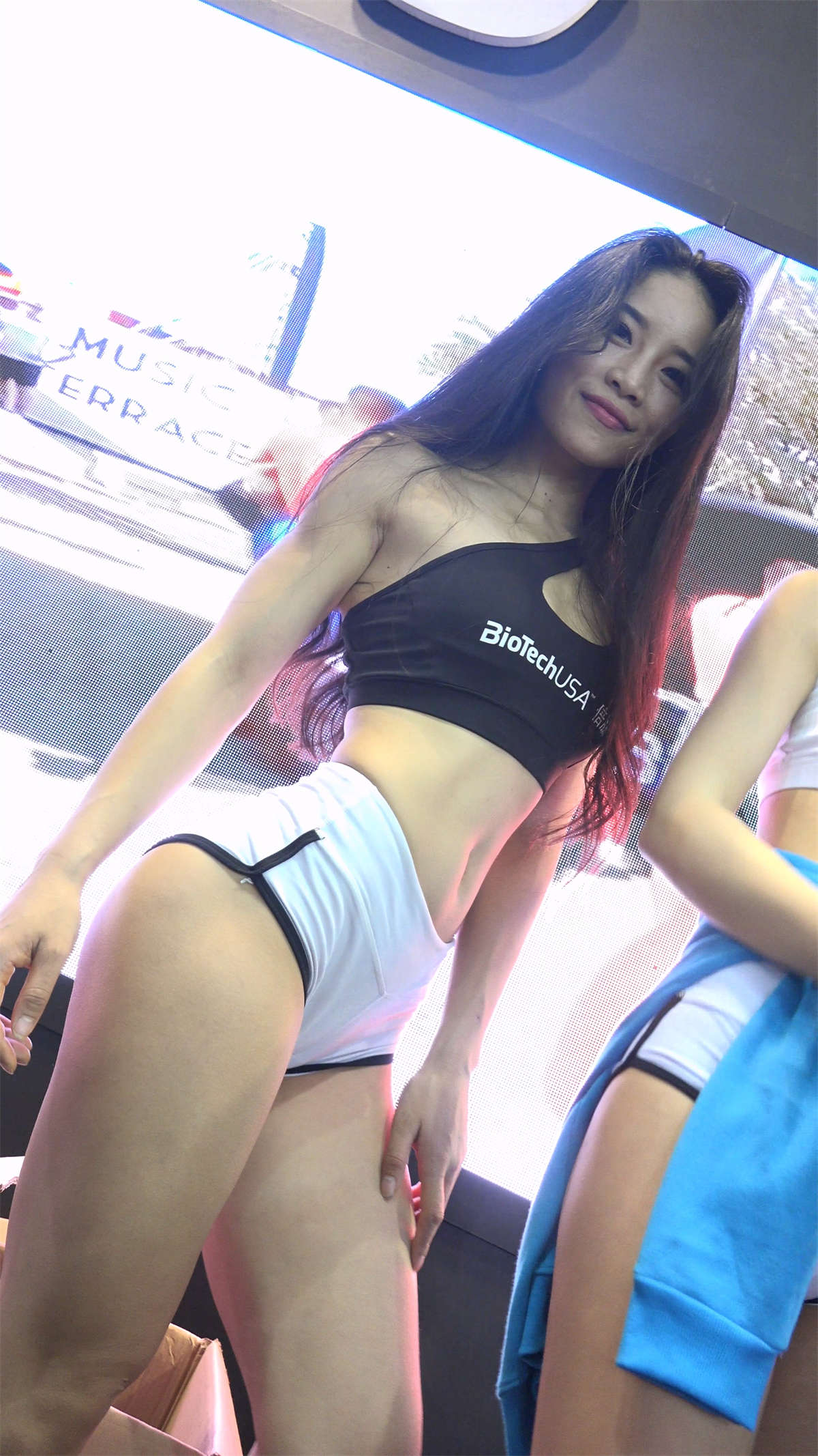 图片[2]-舞台上活力四射的超短白色热裤模特-日更街拍