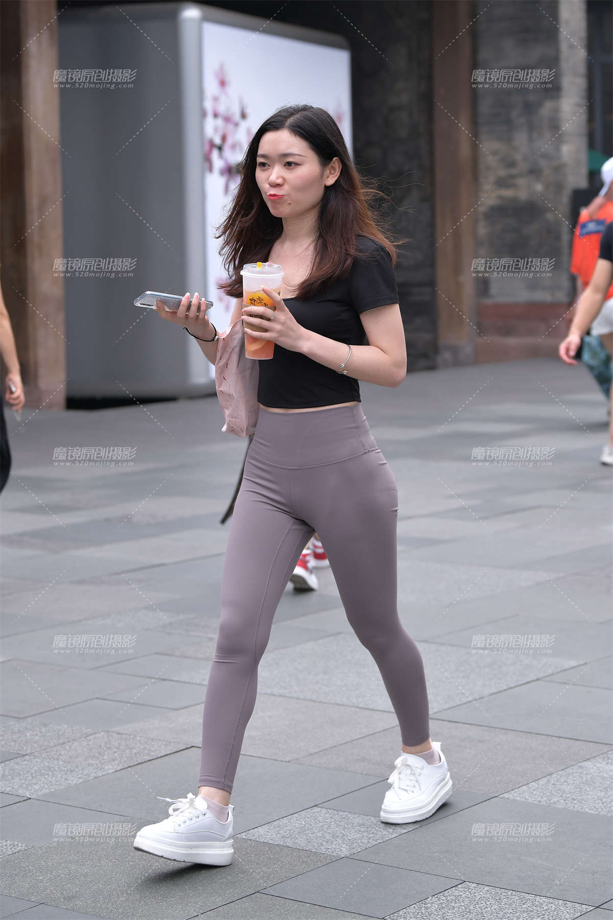 【视觉冲击赛贴】喝奶茶的瑜伽裤MM-日更街拍