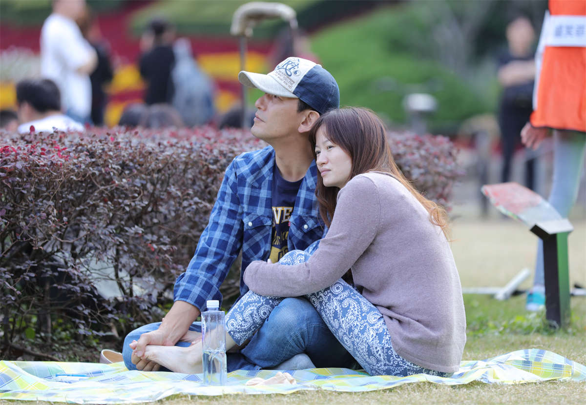 踏青公园街拍系列No.1178 少妇微熟，依然被男人疼爱轻抚玉足-日更街拍