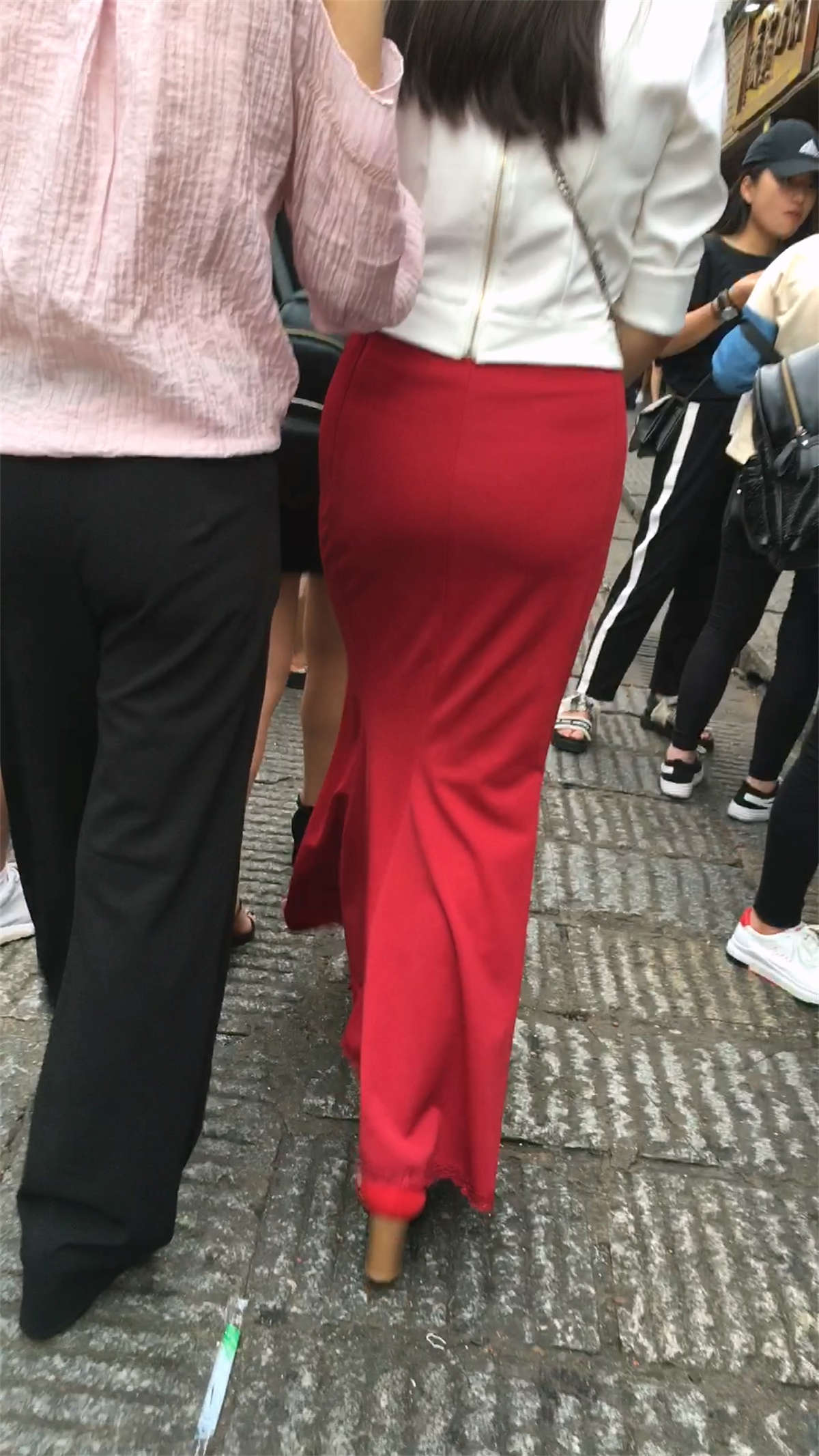 红色美臀更性感-日更街拍