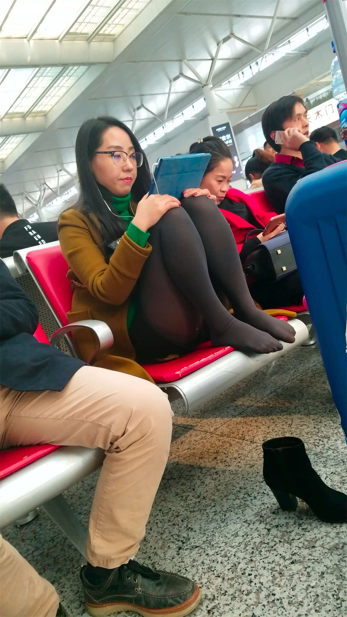 图片[2]-[4K高清视频]高铁站候车室脱了鞋还一直摸丝袜脚-日更街拍