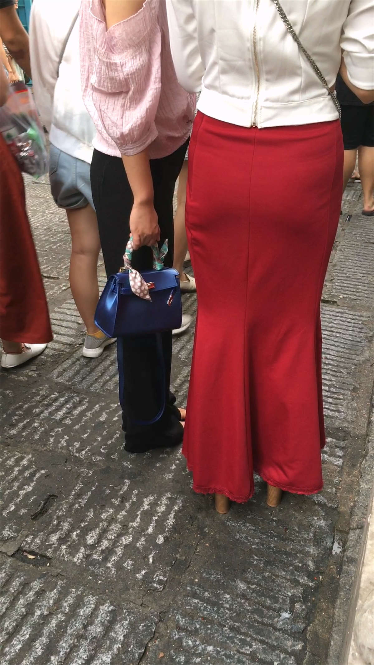 图片[2]-红色美臀更性感-日更街拍