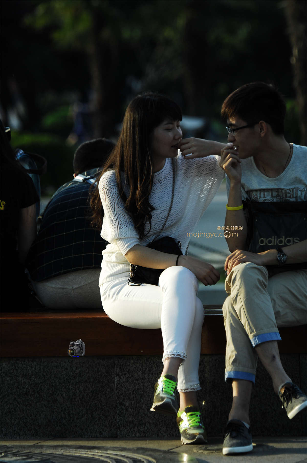 2016-06-13紧身白裤粉色短袖少妇10张-日更街拍