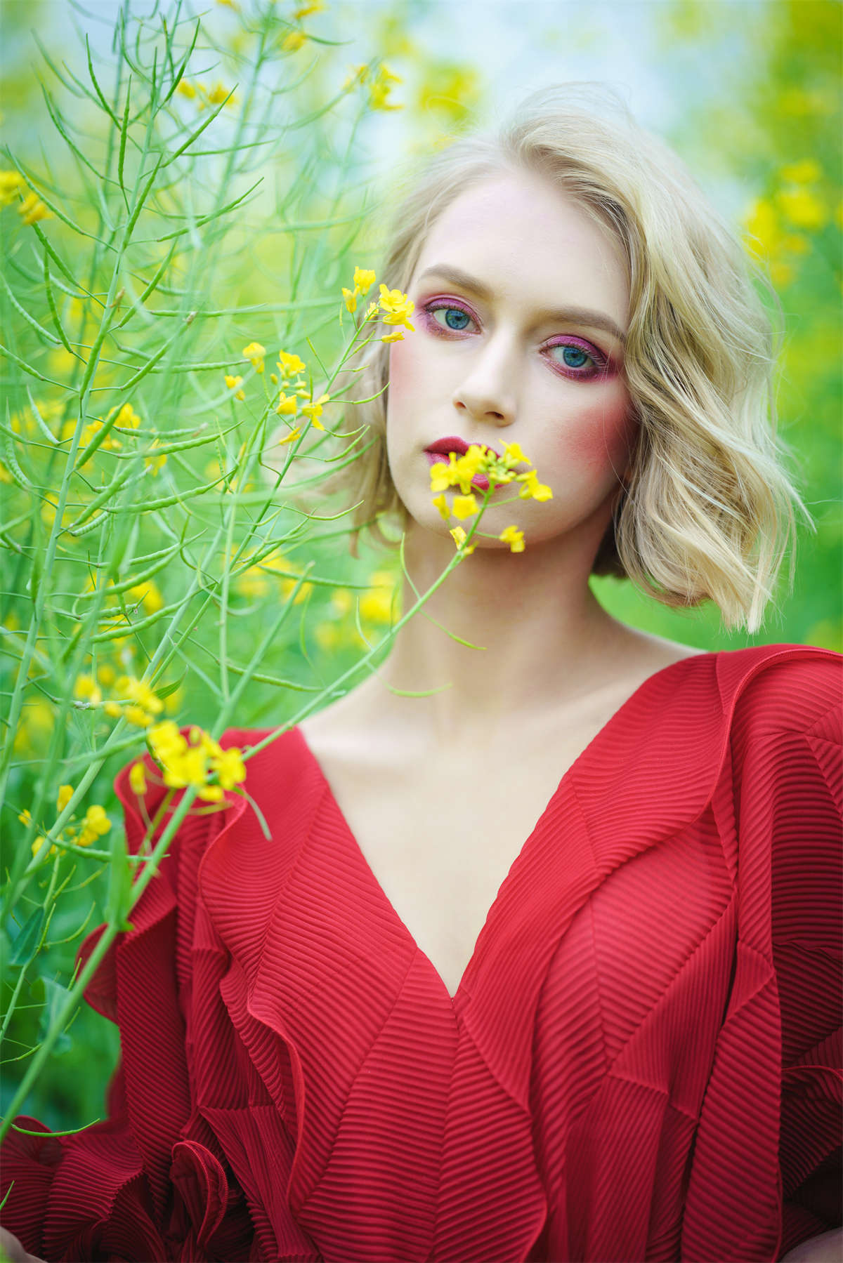 YITUYU艺图语 2023.05.16 红配绿，乌克兰美女眼中的油菜花田 Natasha-日更街拍