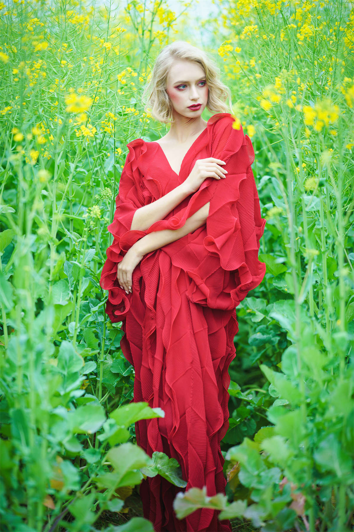 YITUYU艺图语 2023.05.16 红配绿，乌克兰美女眼中的油菜花田 Natasha插图1