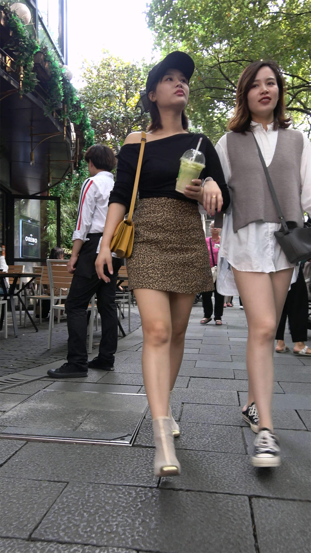 豹纹裙美女-日更街拍