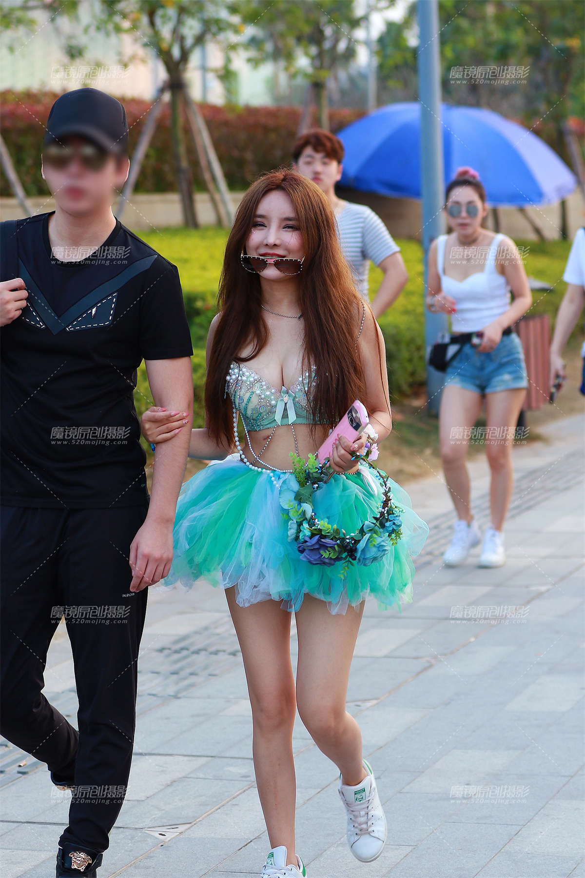 直接穿文胸出门的女友-日更街拍