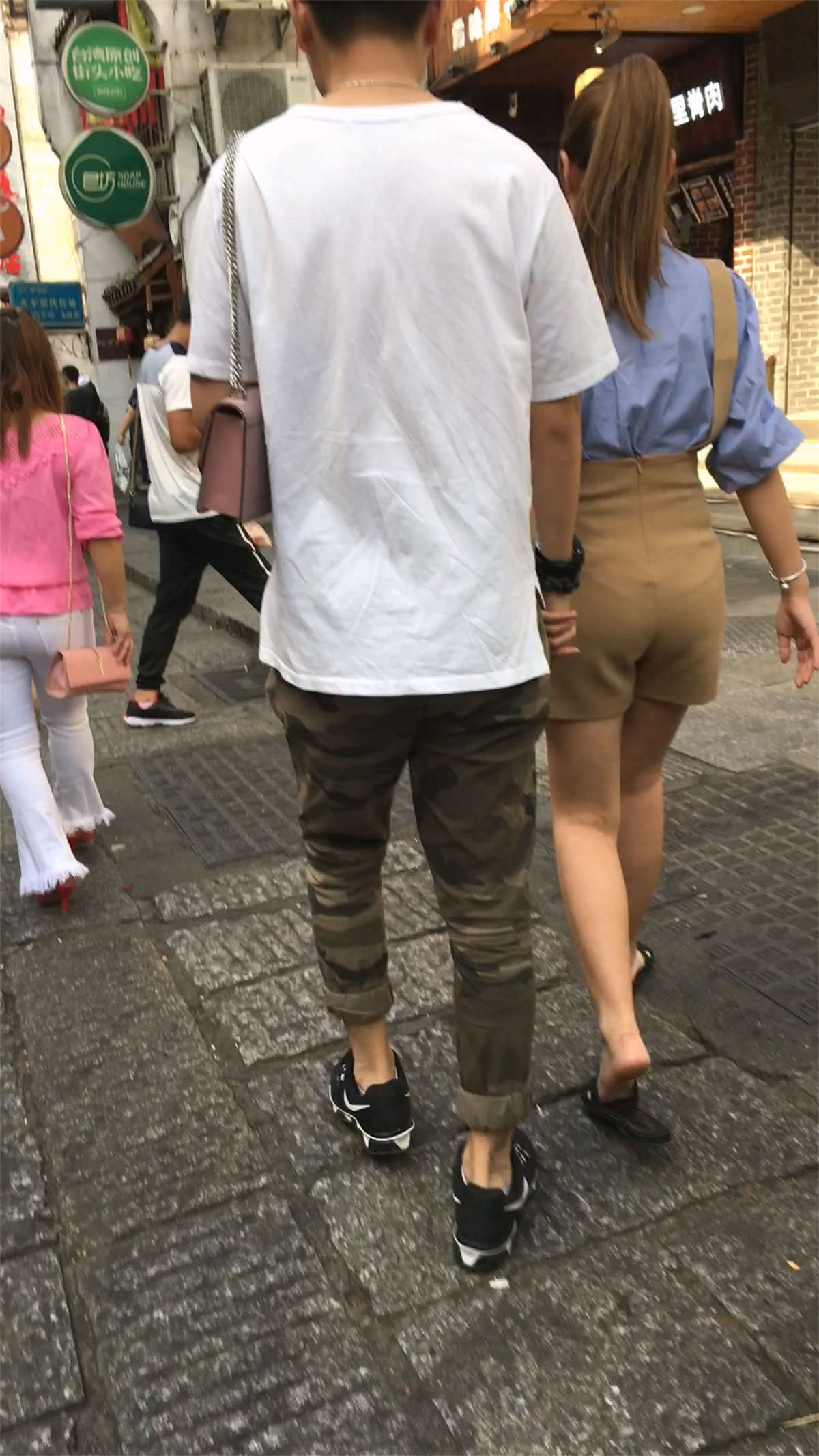 图片[2]-黄色的短裙性感的美女-日更街拍