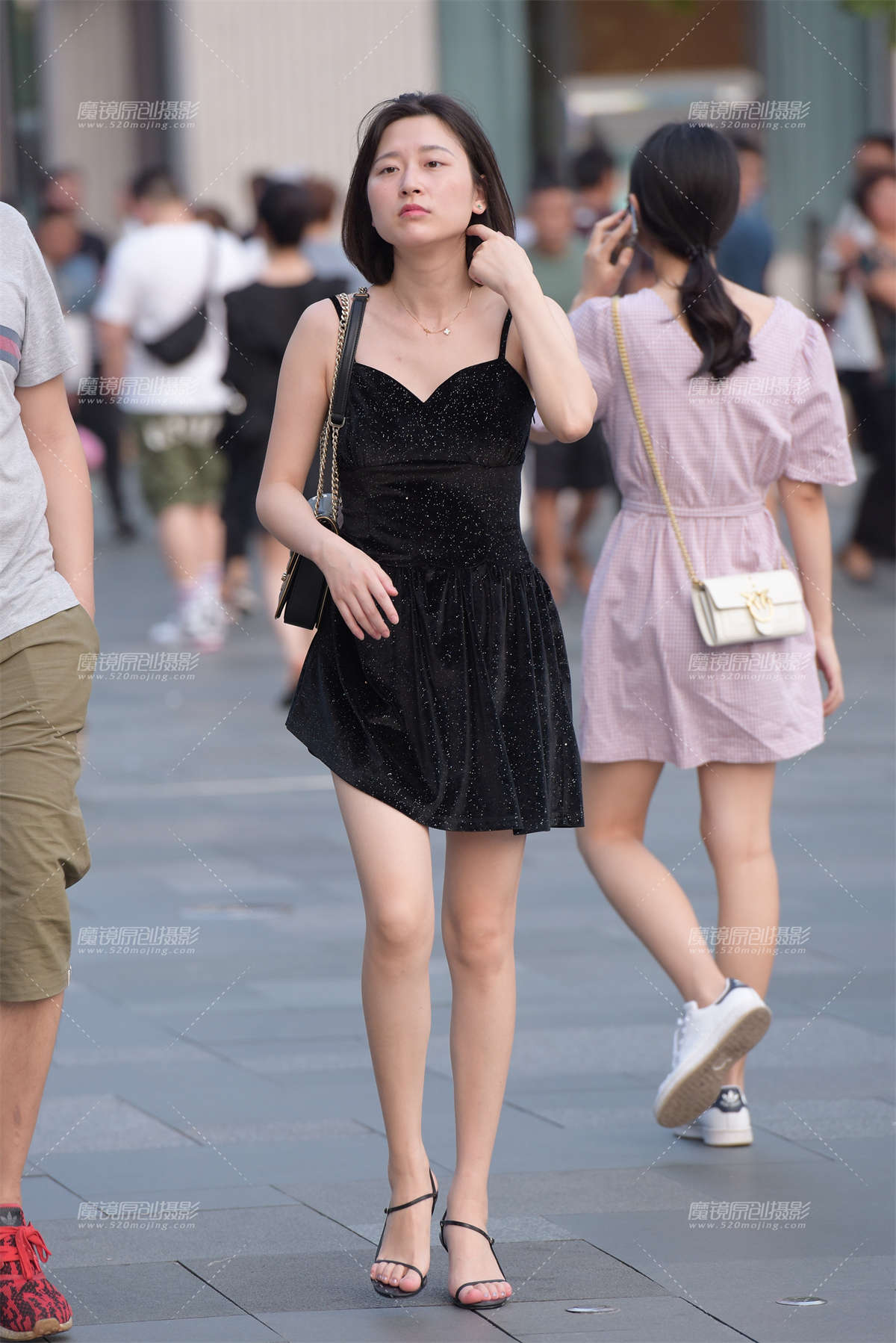 高跟小黑裙-日更街拍