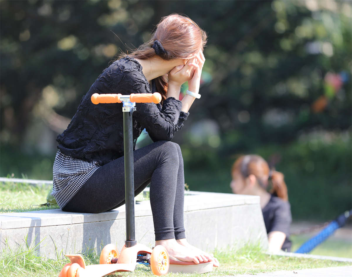 踏青公园街拍系列No.1179 少妇晾脚，一双脚都踩在鞋上-日更街拍