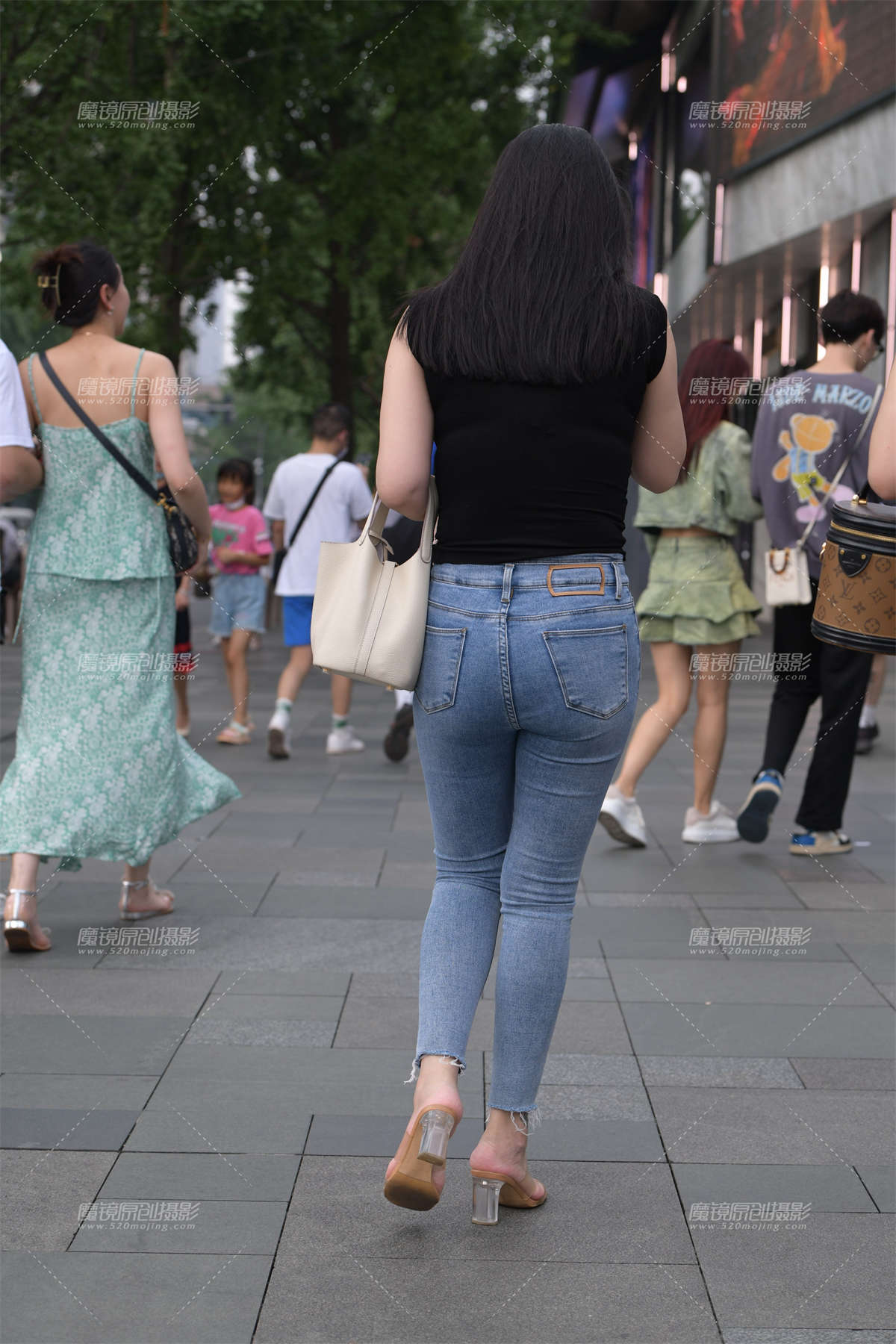 图片[2]-韵味紧身俩女子-日更街拍