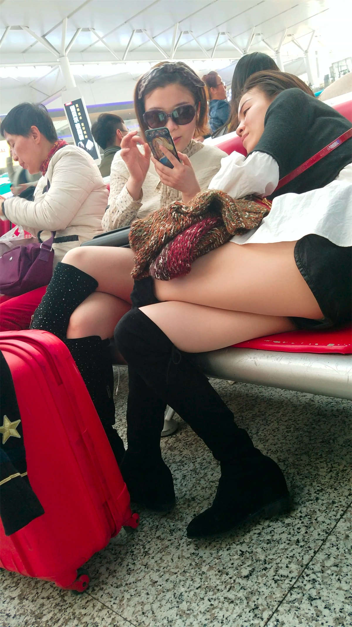 [4K高清视频]长靴美女带上眼镜真酷-日更街拍