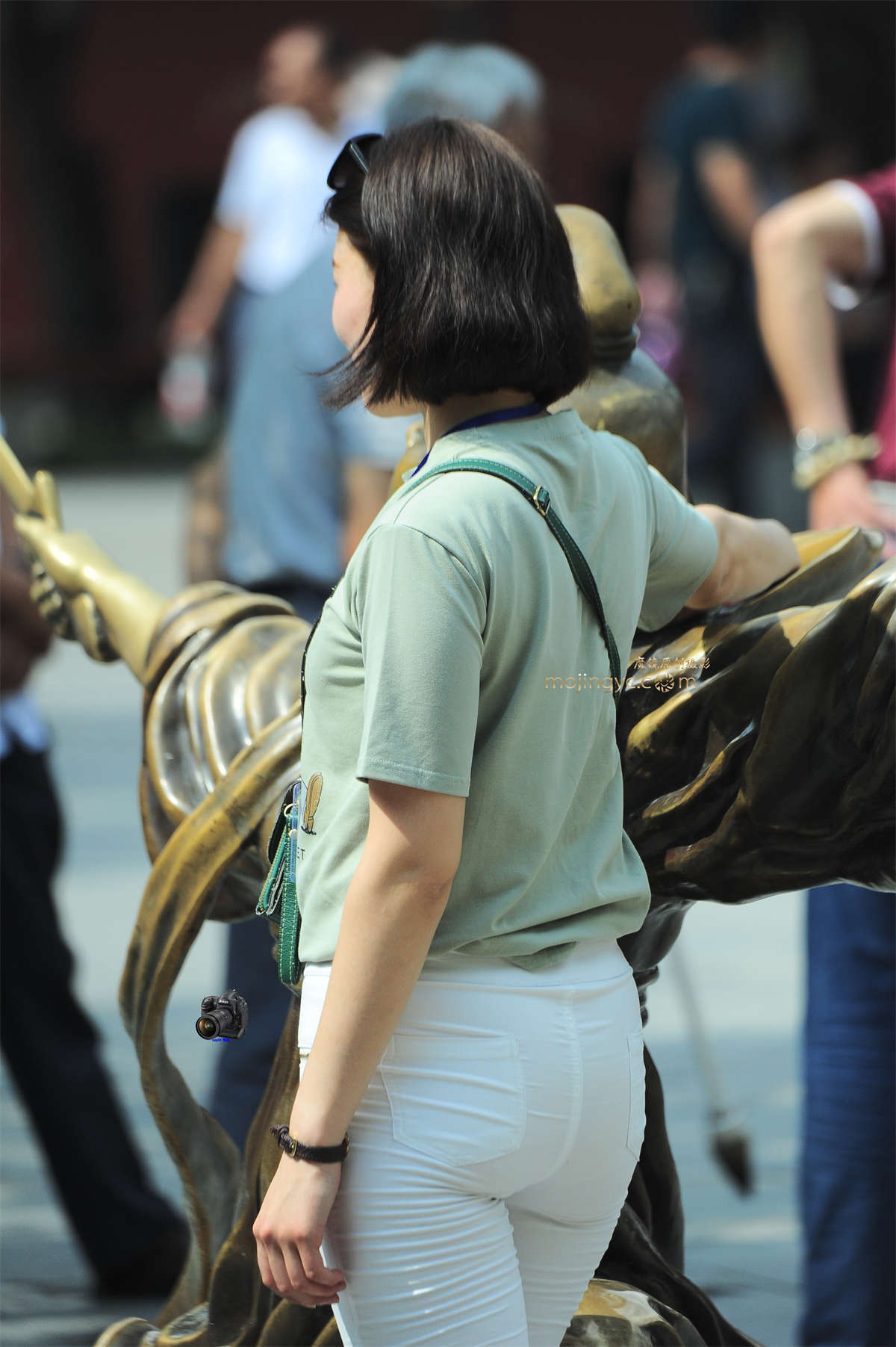 图片[2]-2016-06-23丰臀紧白裤少妇20张-日更街拍