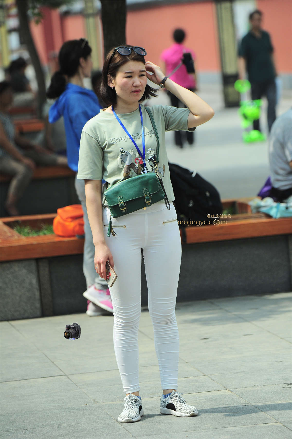 2016-06-23丰臀紧白裤少妇20张-日更街拍