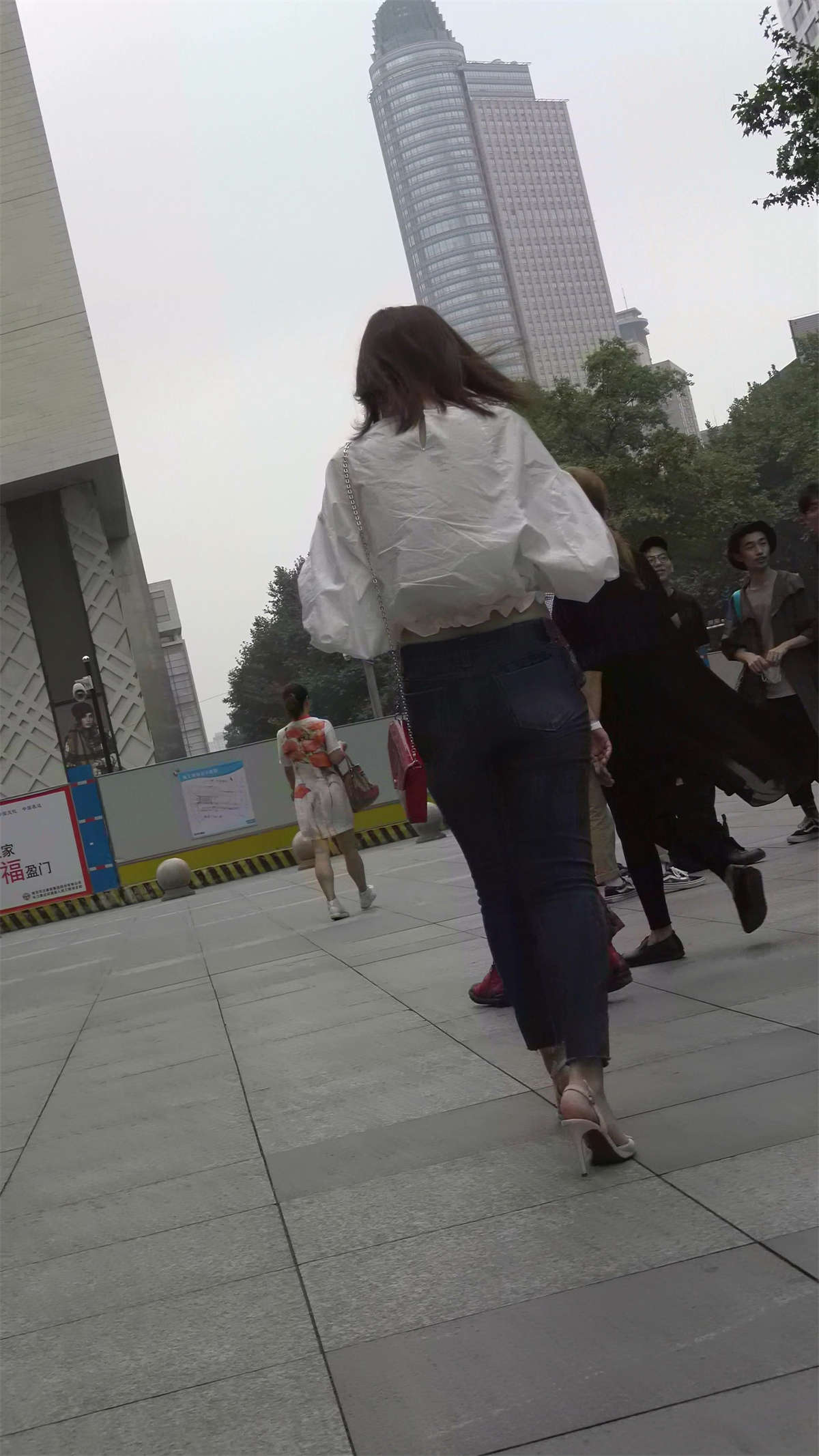 图片[2]-紧身蓝牛白衬衫街拍性感高跟鞋气质美女-日更街拍