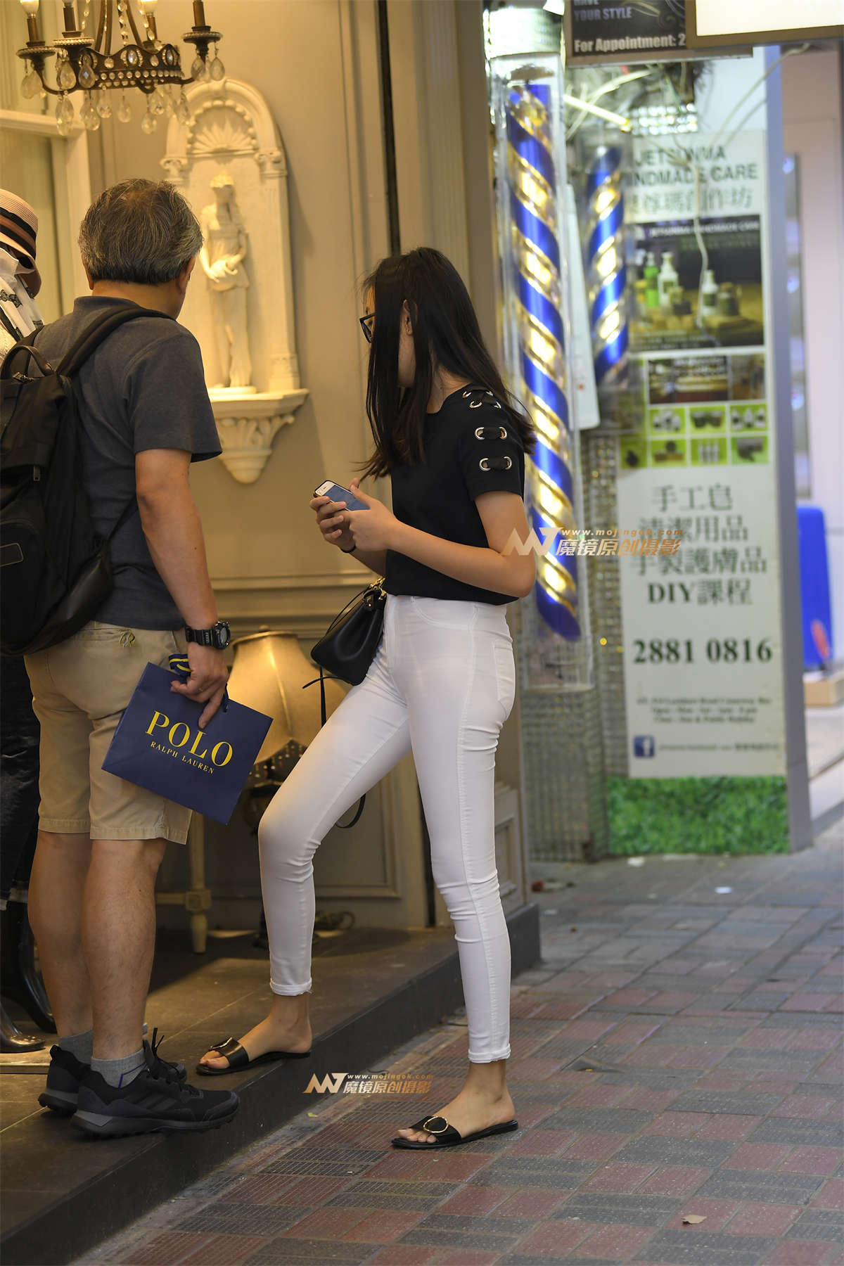 【一只傻麋鹿赛帖】阴雨绵绵下的白裤MM-日更街拍