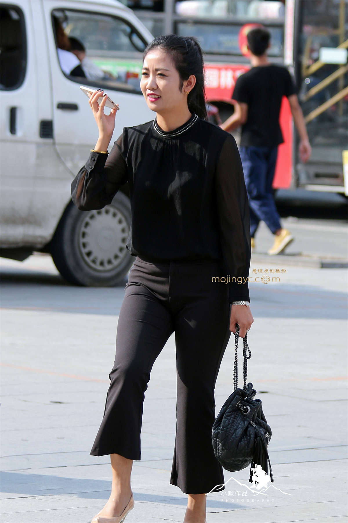 第989篇★紧黑裤边走边微信★-17P-日更街拍