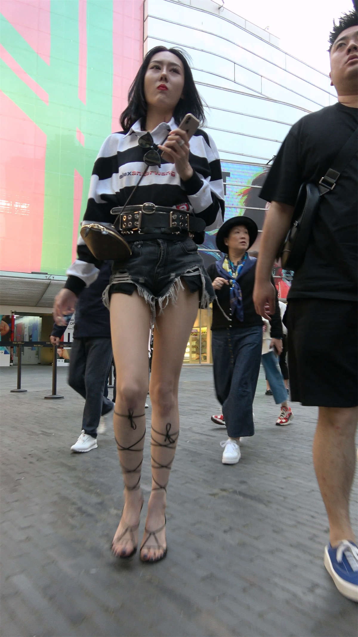 图片[2]-抽烟的女子-日更街拍