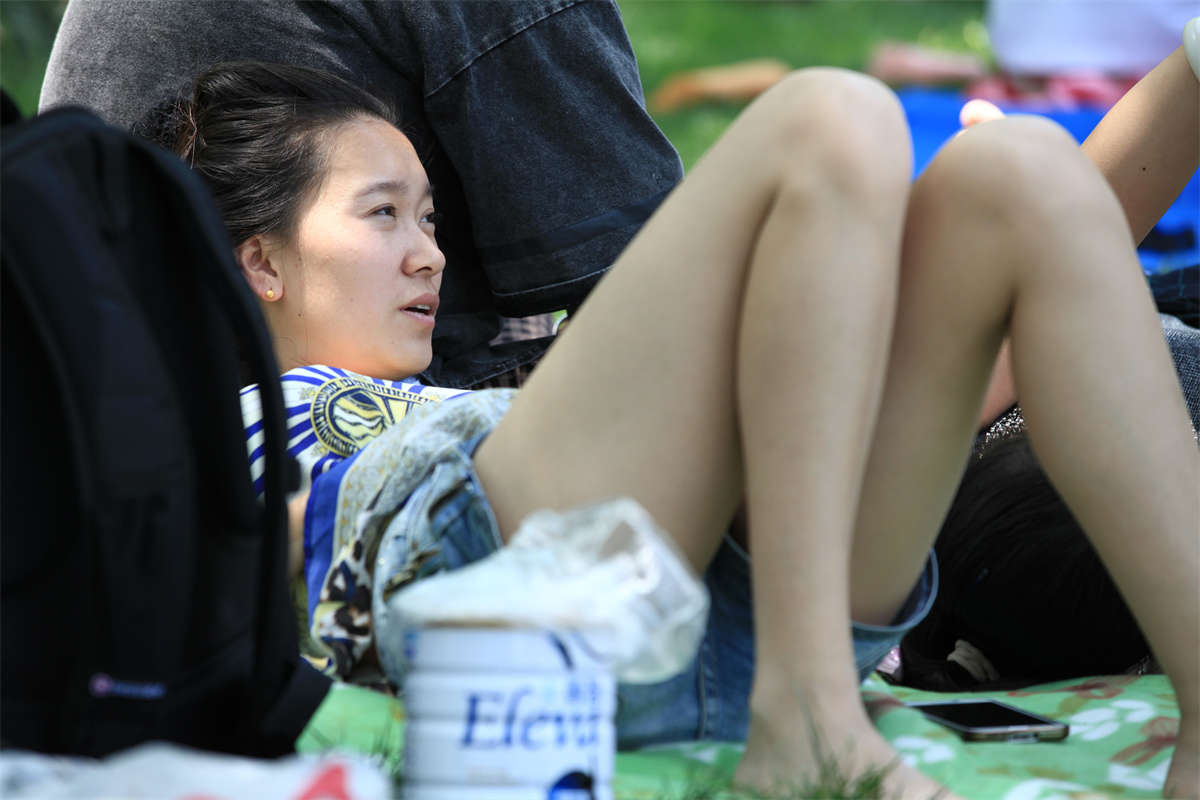 图片[2]-踏青公园街拍系列No.1180 少妇热裤长腿 ，双脚不安份地摆出种种撩人的姿势 第1套-日更街拍