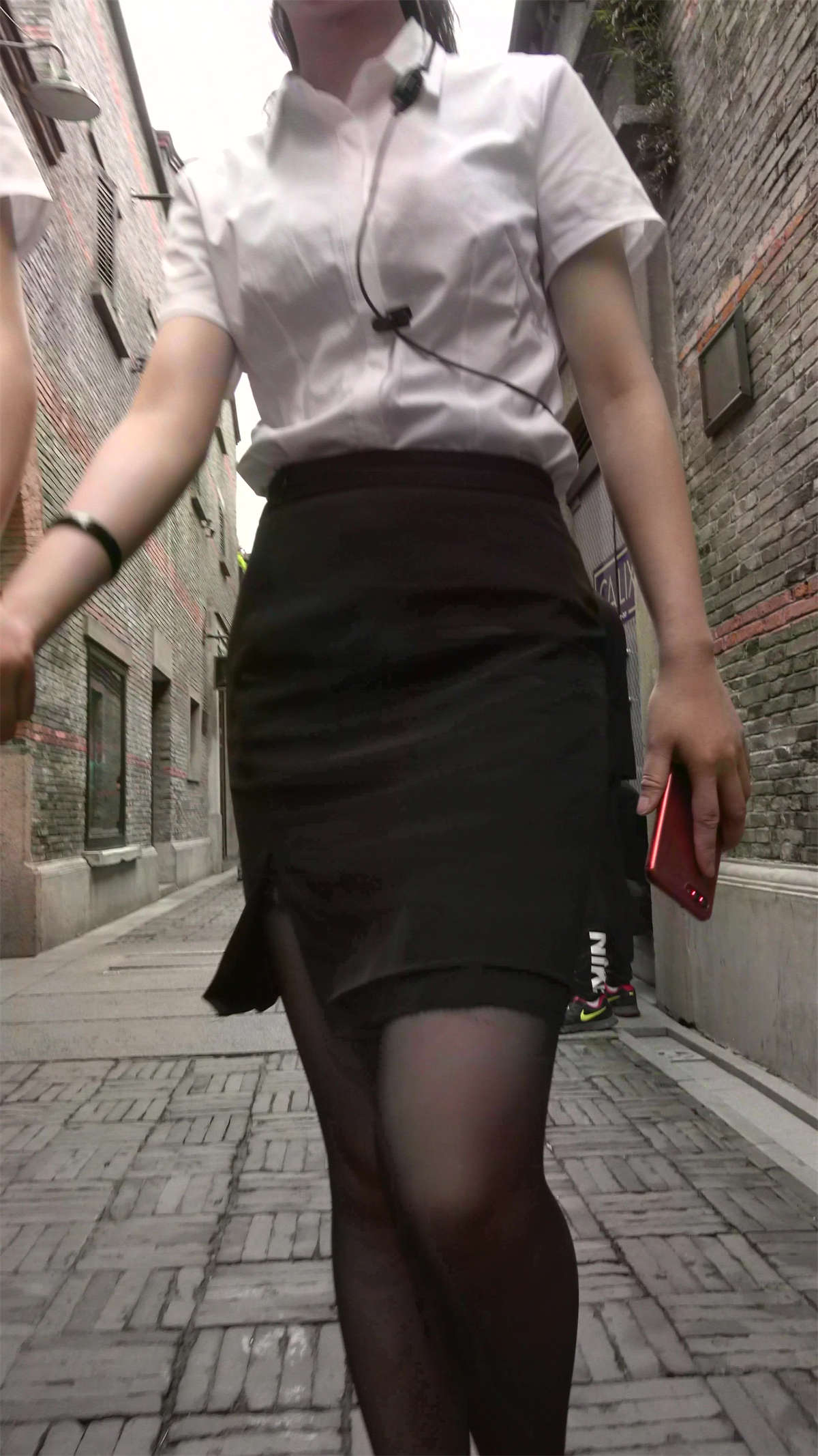 图片[2]-两位包臀裙白衬衫街拍黑丝高跟鞋制服美女-日更街拍