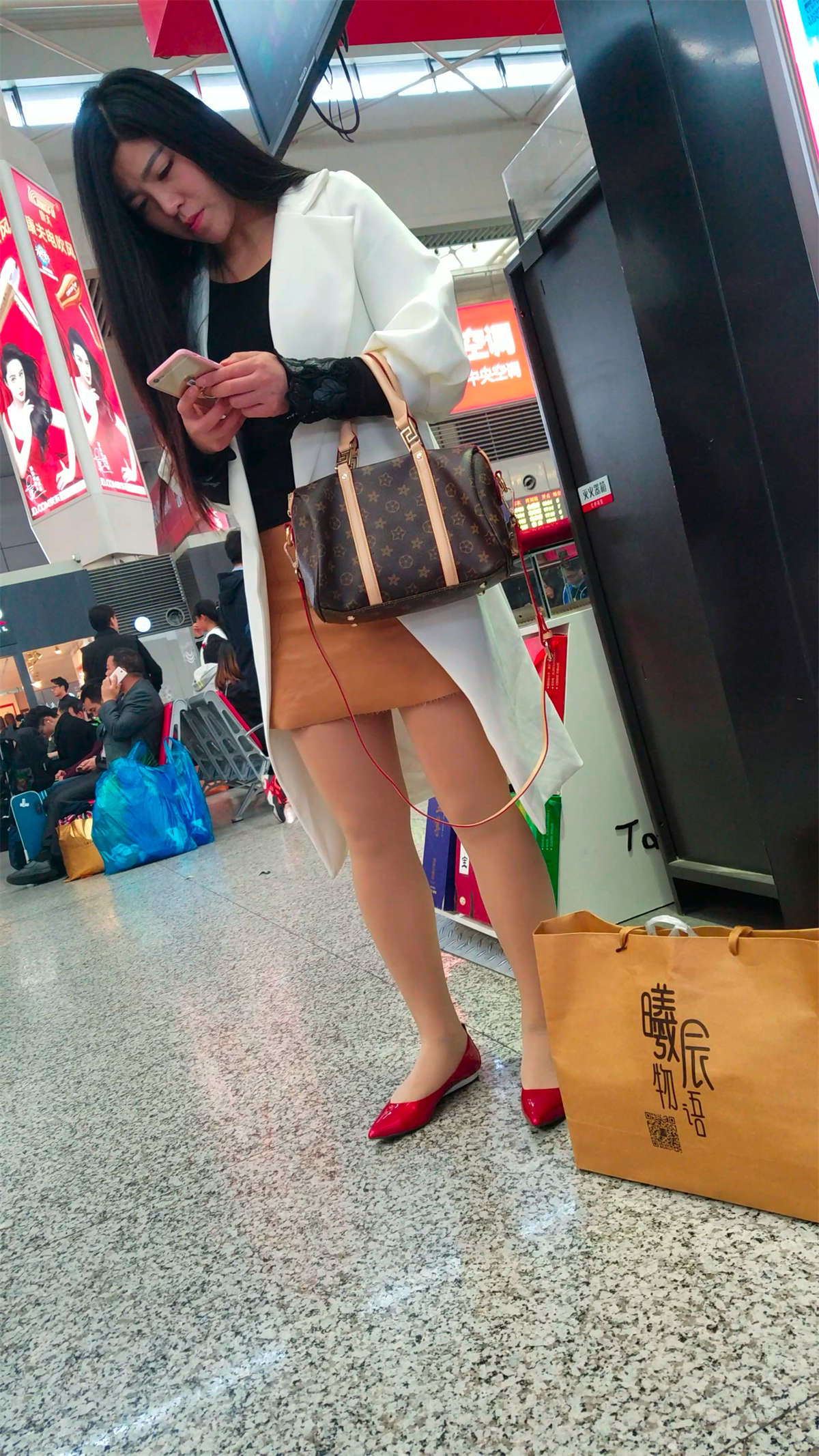 [4K高清视频]购买票的肉丝美妇-日更街拍