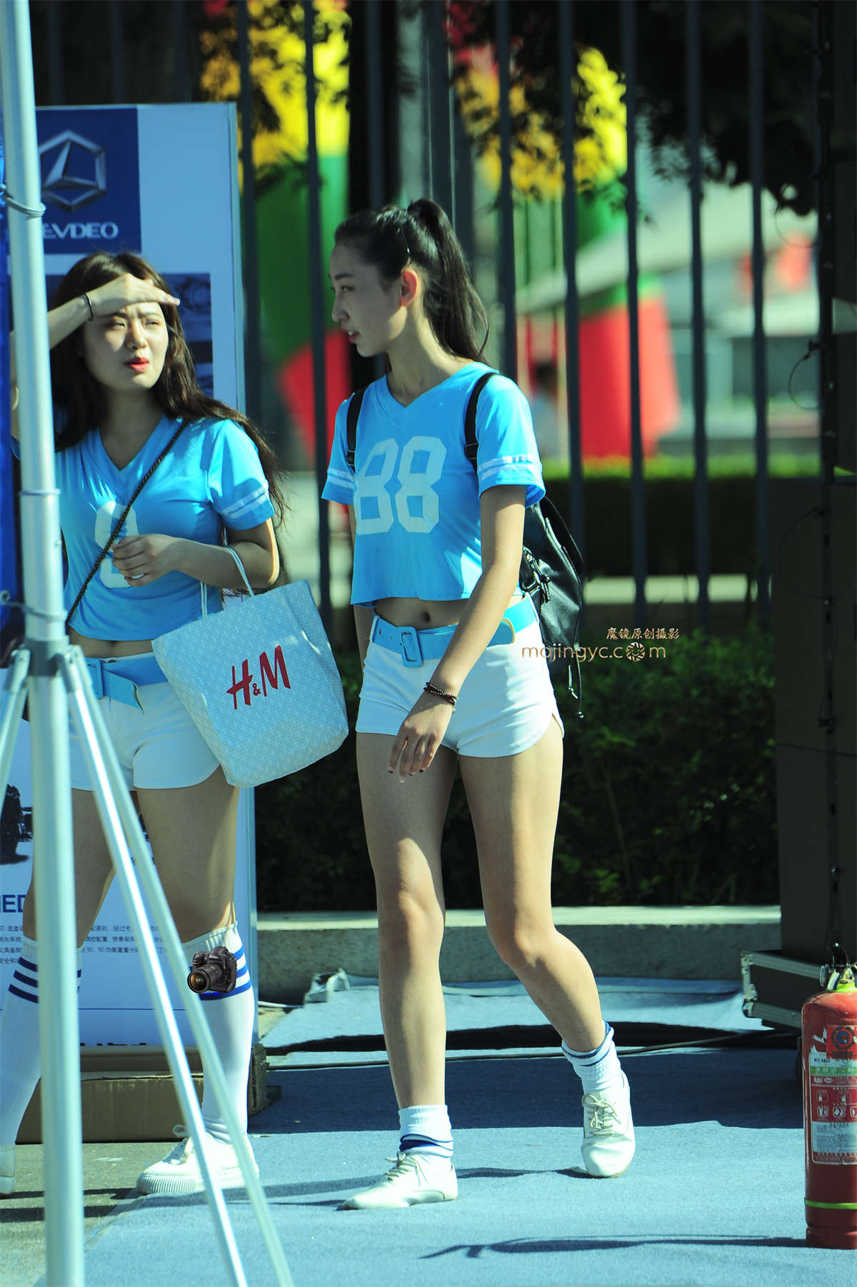 2016-06-23紧身白短裤丰臀美眉29张-日更街拍