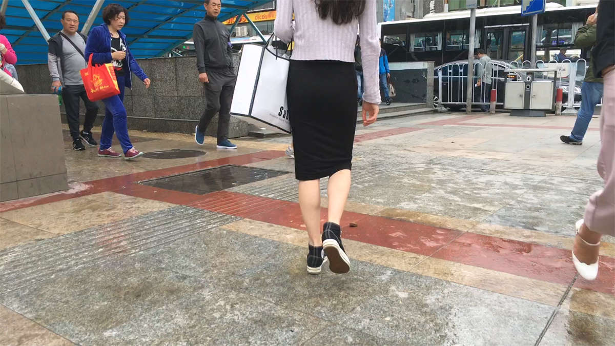 图片[2]-大白腿黑色短裙美女-日更街拍