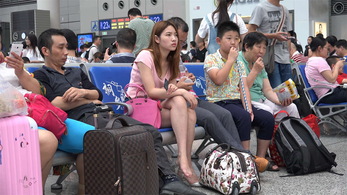 图片[2]-热裤美足凉高跟美女豪放的坐姿-日更街拍