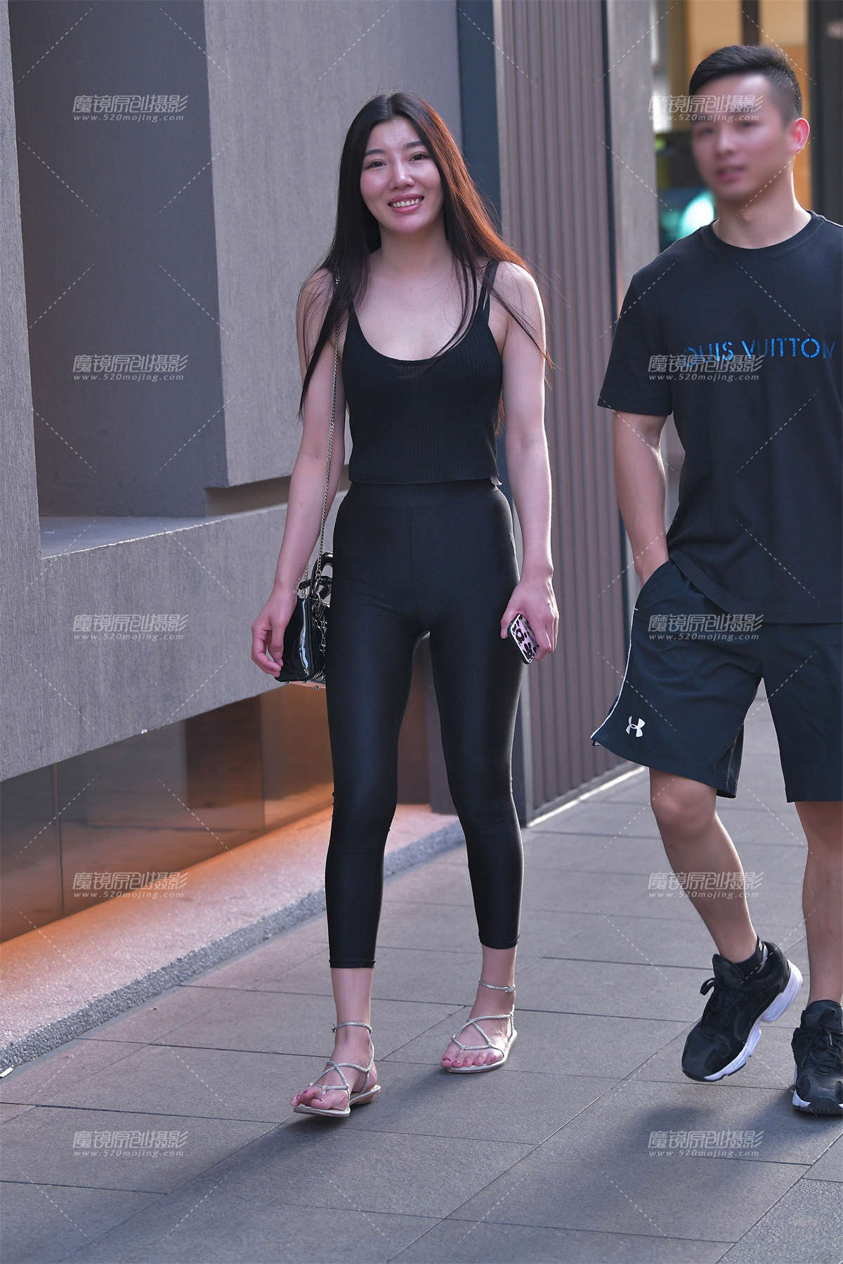 【视觉冲击赛贴】黑色紧身裤的女盆友-日更街拍