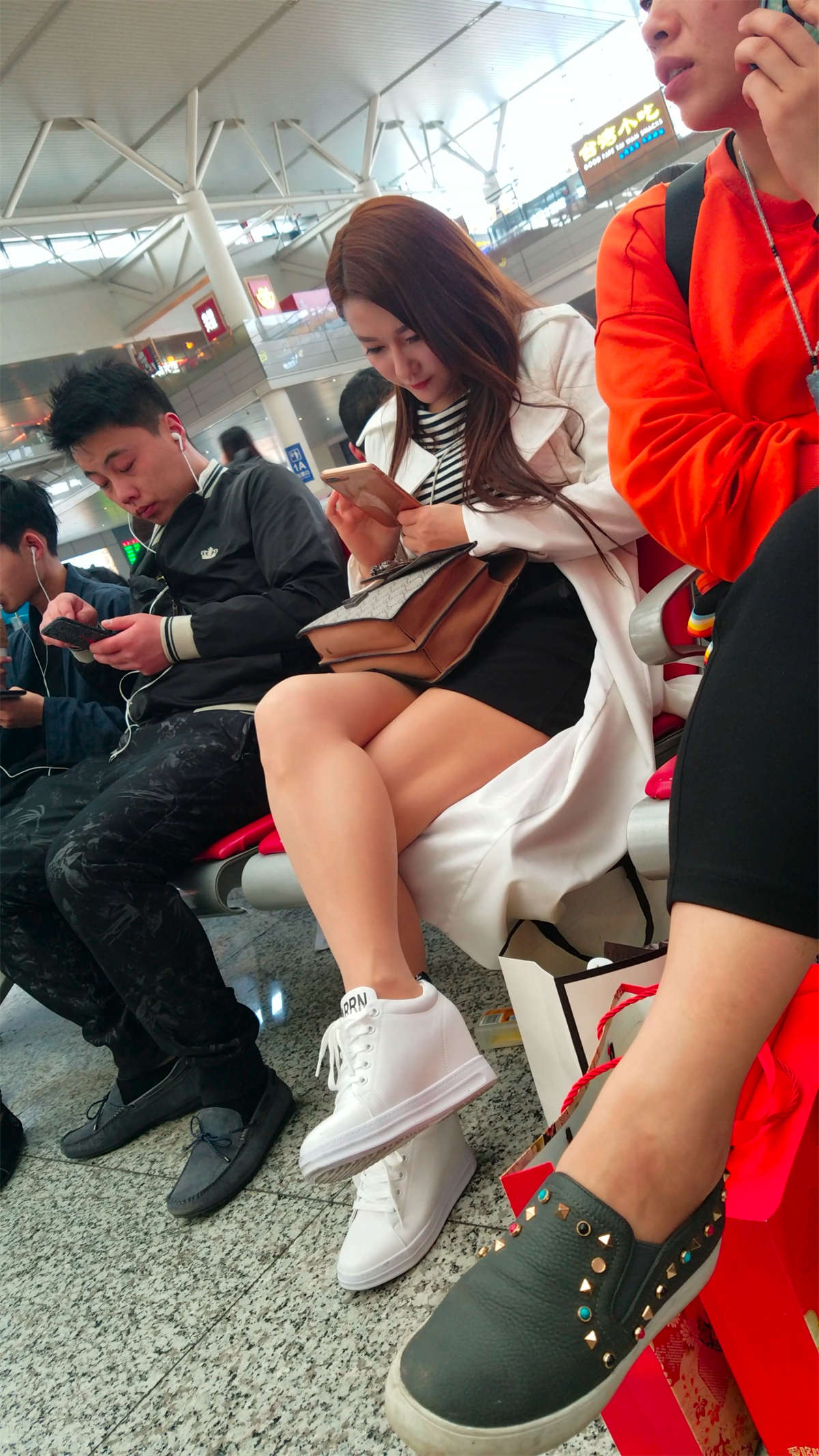 图片[2]-[4K高清视频]高铁站极品美女-日更街拍