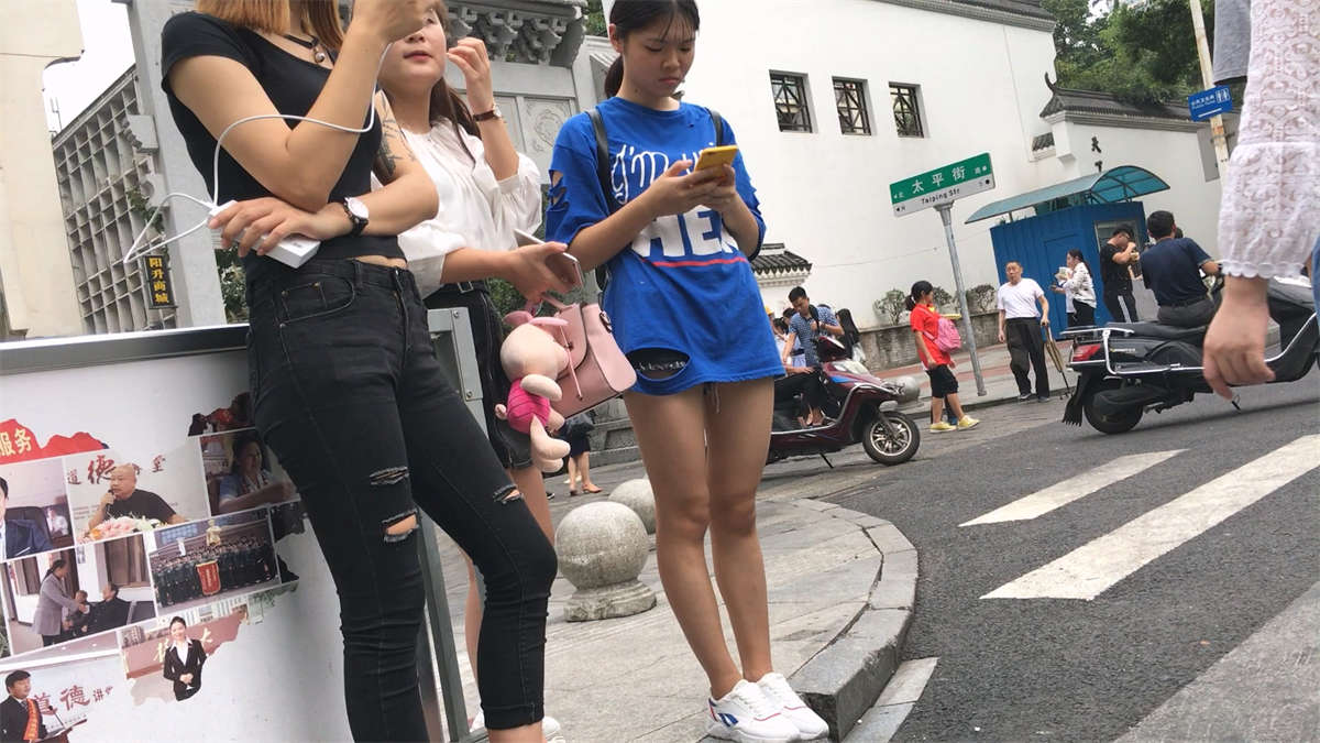极品漂亮的黑色马裤社会姐靓妹-日更街拍