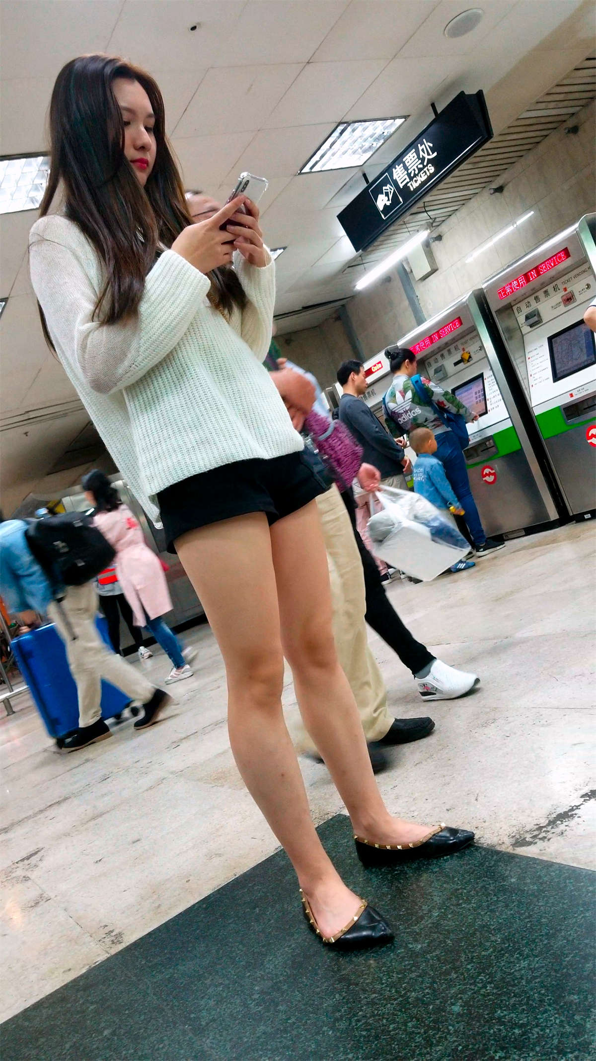 白色毛衣街拍美腿美女气场强大-日更街拍