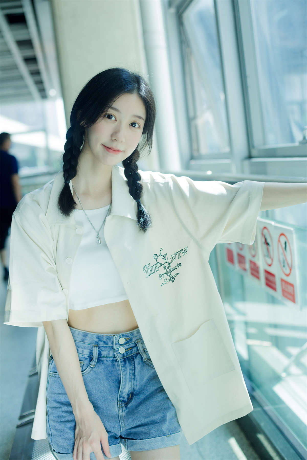 YITUYU艺图语 2022.08.22 地铁奇遇记 饲猫少女--日更街拍