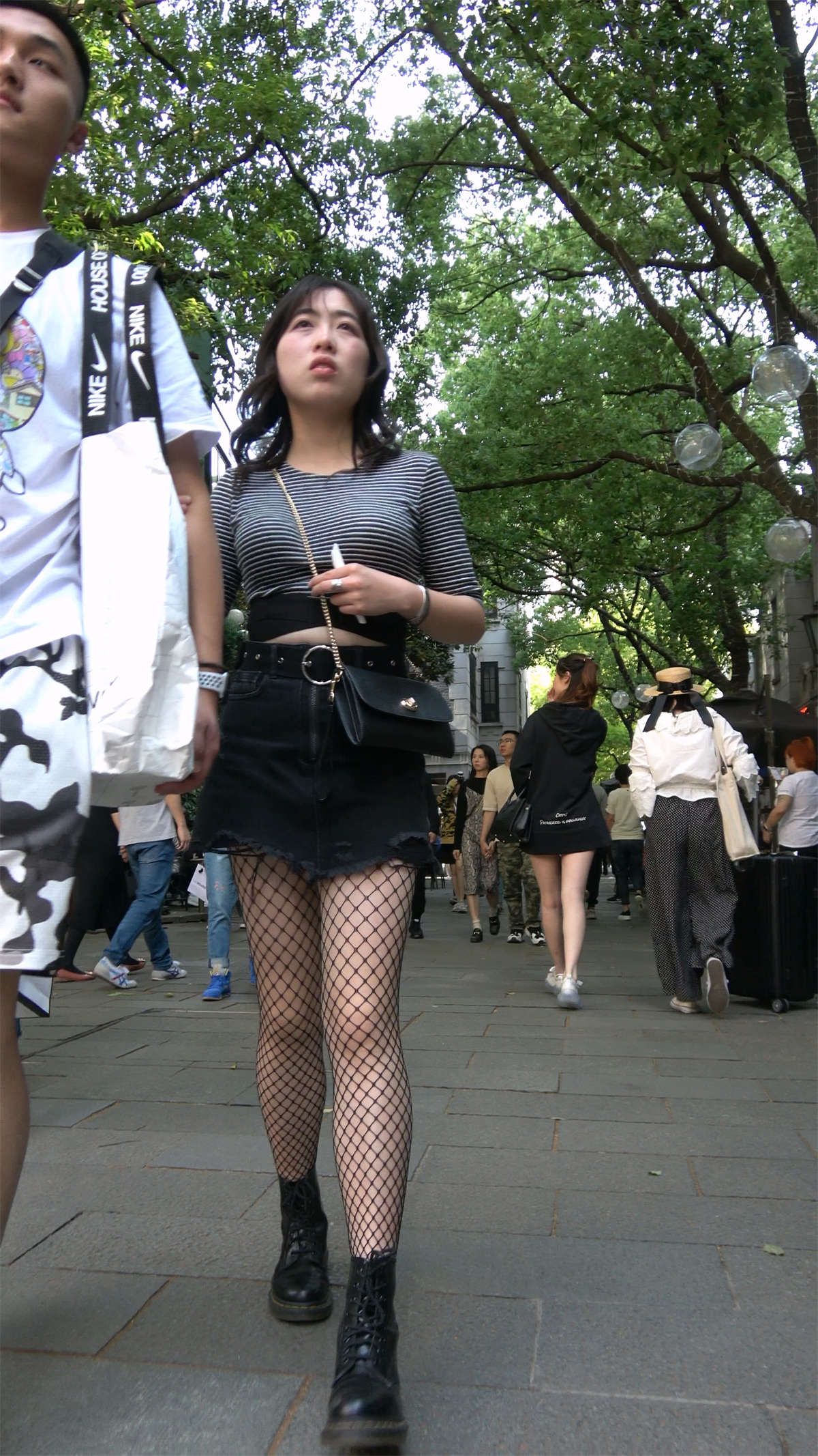 图片[2]-网袜短裤妹子-日更街拍