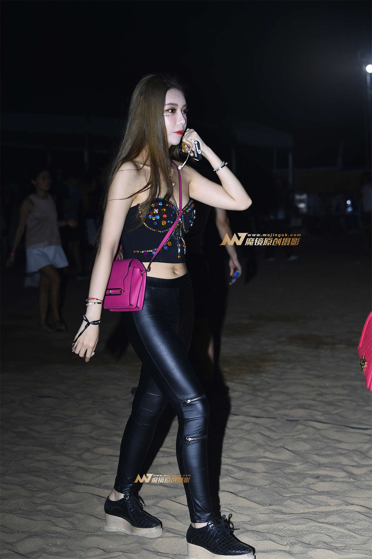 【一只傻麋鹿赛帖】月光下的皮裤美眉-日更街拍