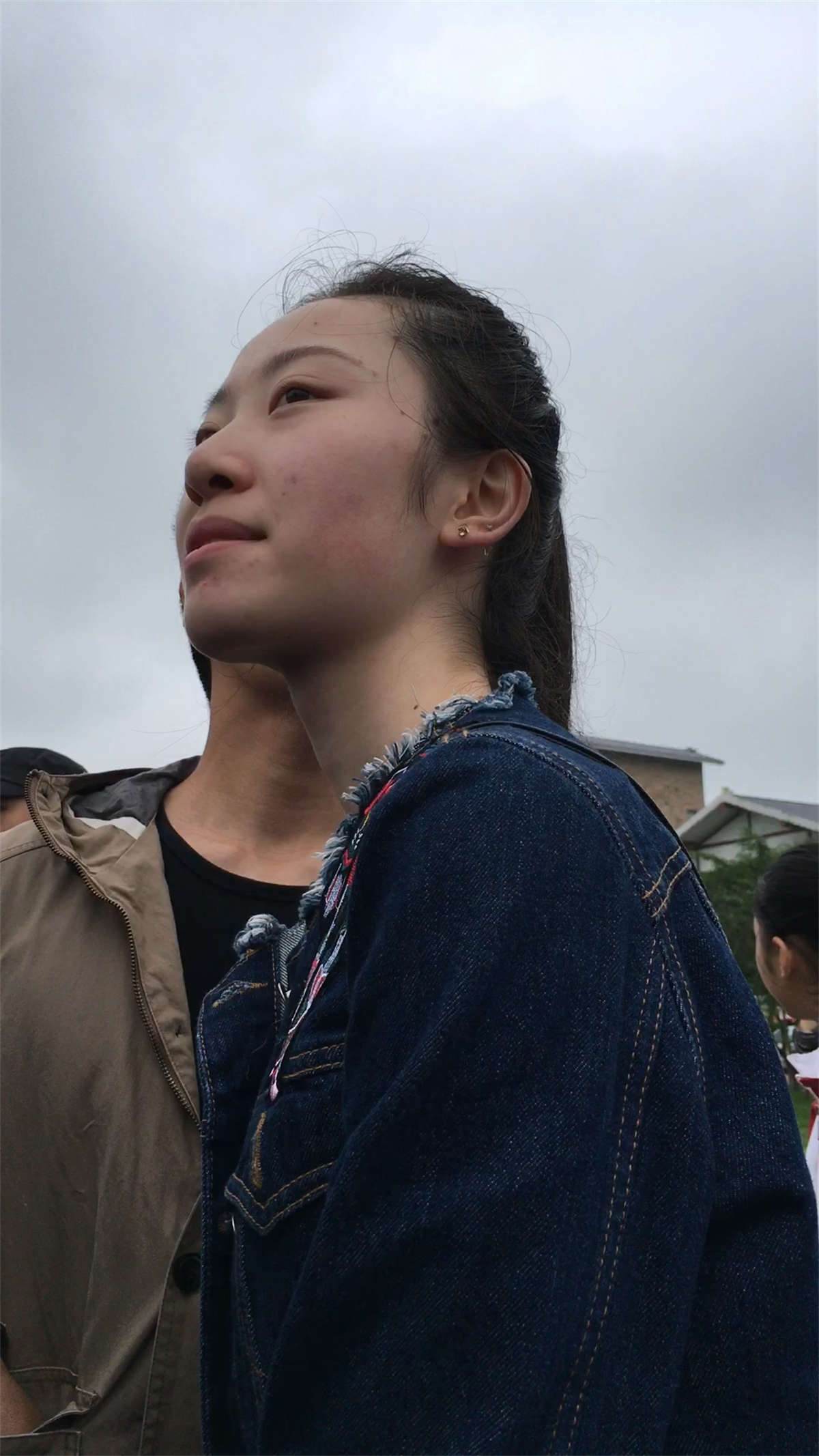 和男友手牵手的白色紧身裤美眉-日更街拍