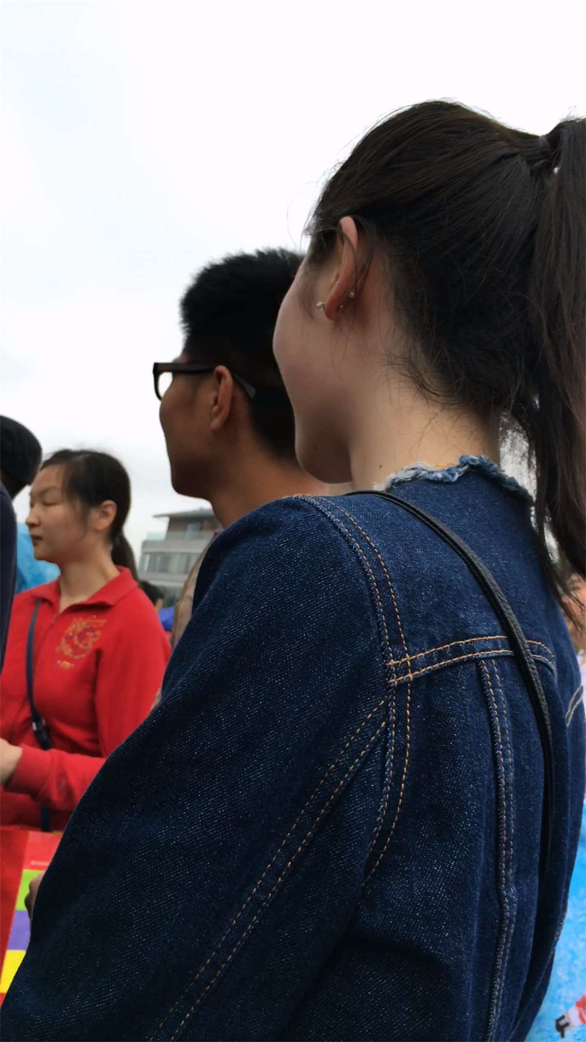 图片[2]-和男友手牵手的白色紧身裤美眉-日更街拍