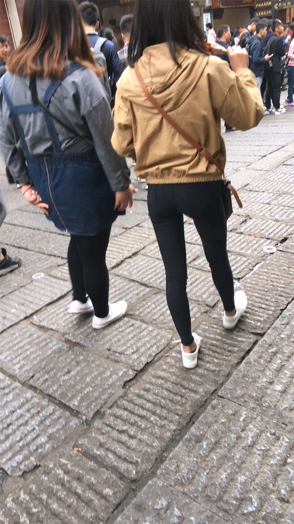 紧身黑裤-日更街拍
