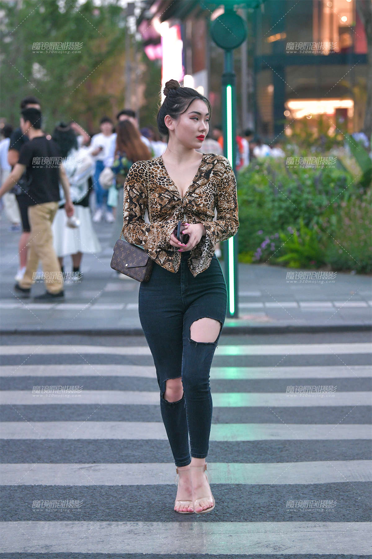 【视觉冲击赛贴】黄昏过后，遇上熟悉的她~-日更街拍