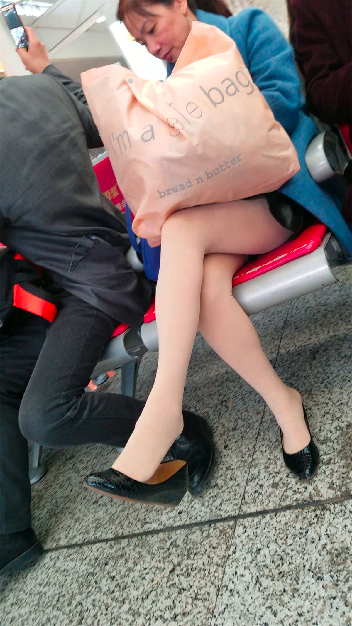 图片[2]-[4K高清视频]肉丝美女挑鞋-日更街拍