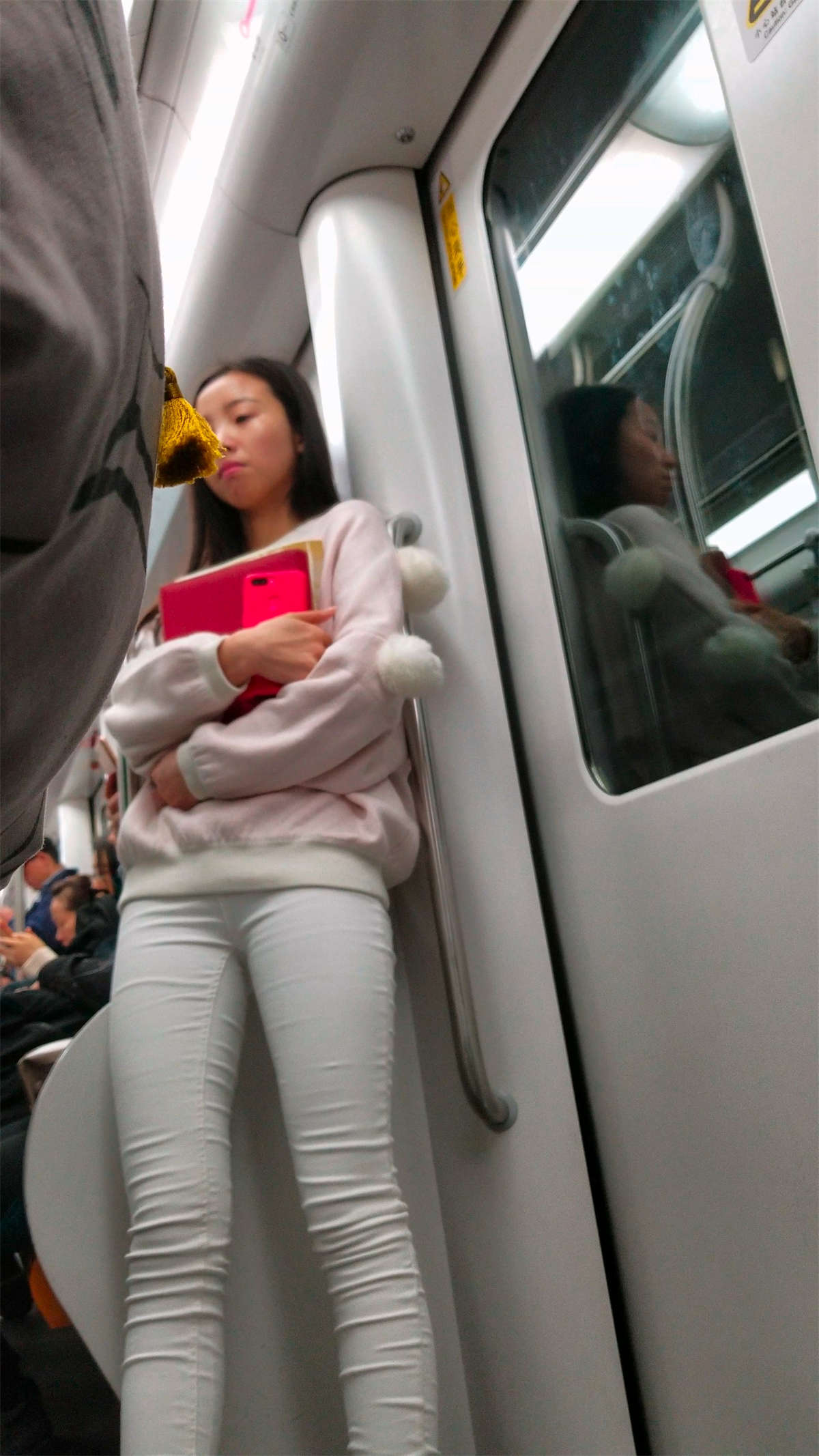 地铁上的苗条身材清秀小美女街拍紧身白裤-日更街拍