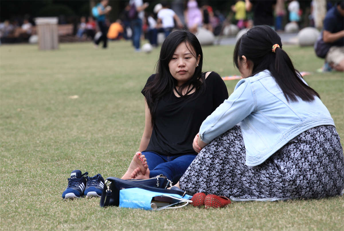 踏青公园街拍系列No.1183 少妇艳趾，好脚的关键在于趾长-日更街拍