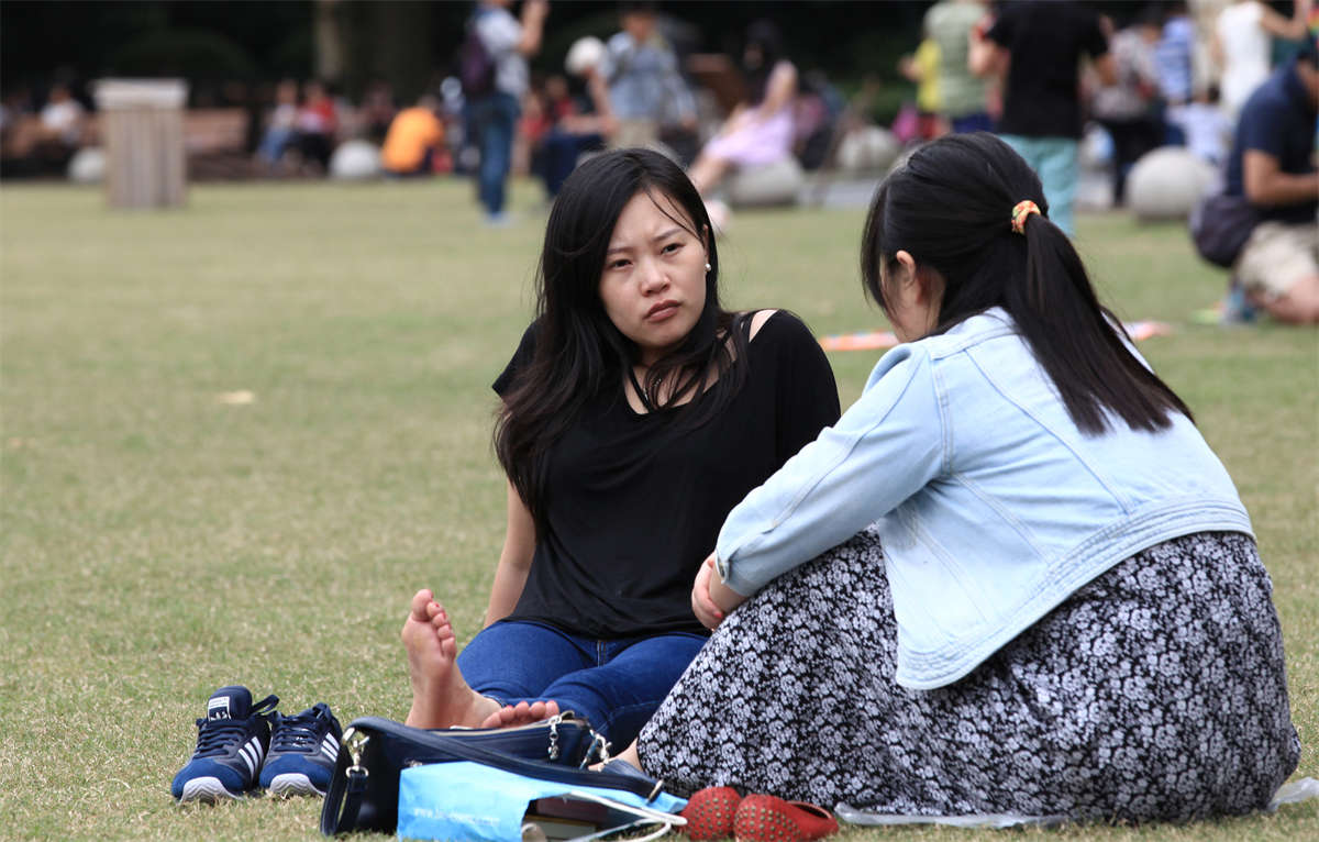 图片[2]-踏青公园街拍系列No.1183 少妇艳趾，好脚的关键在于趾长-日更街拍