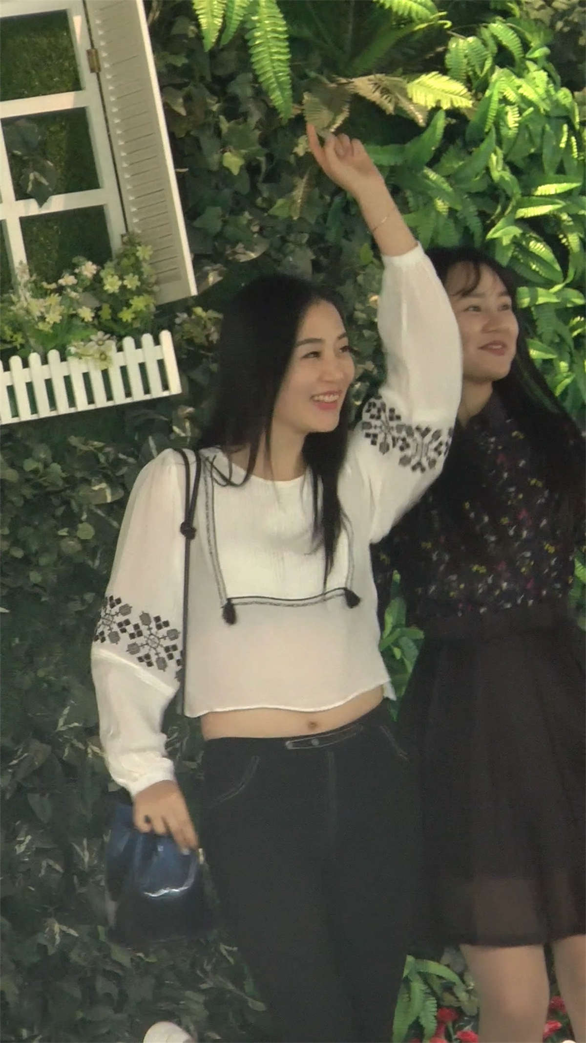 图片[2]-甜美的长发小姐姐-日更街拍