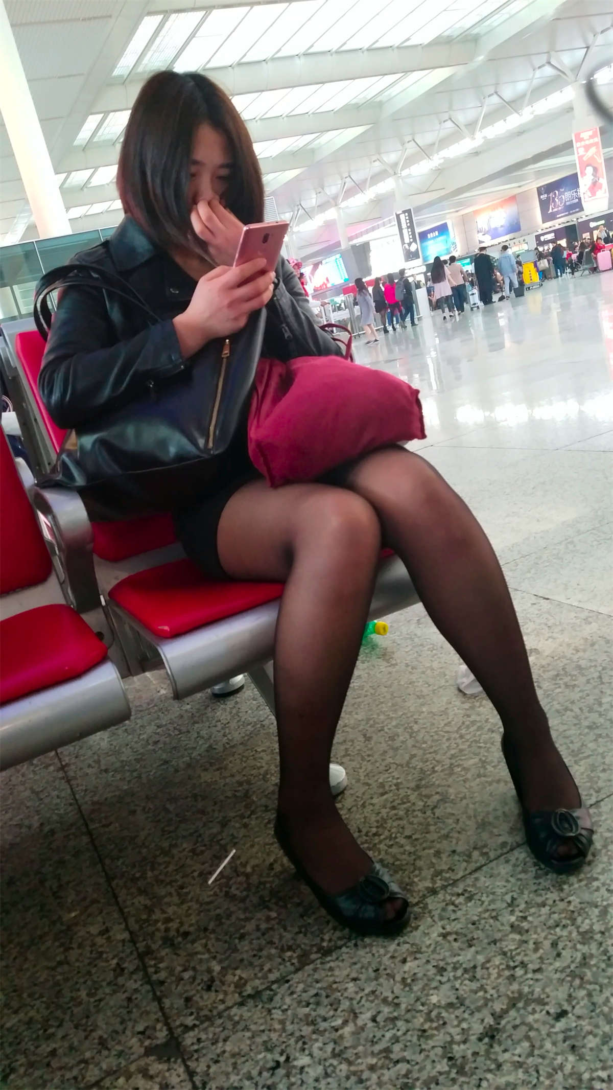 [4K高清视频]黑丝美女等候班车-日更街拍