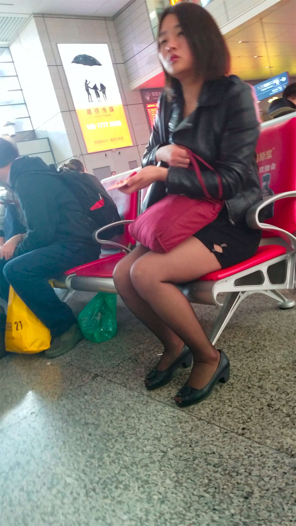 图片[2]-[4K高清视频]黑丝美女等候班车-日更街拍