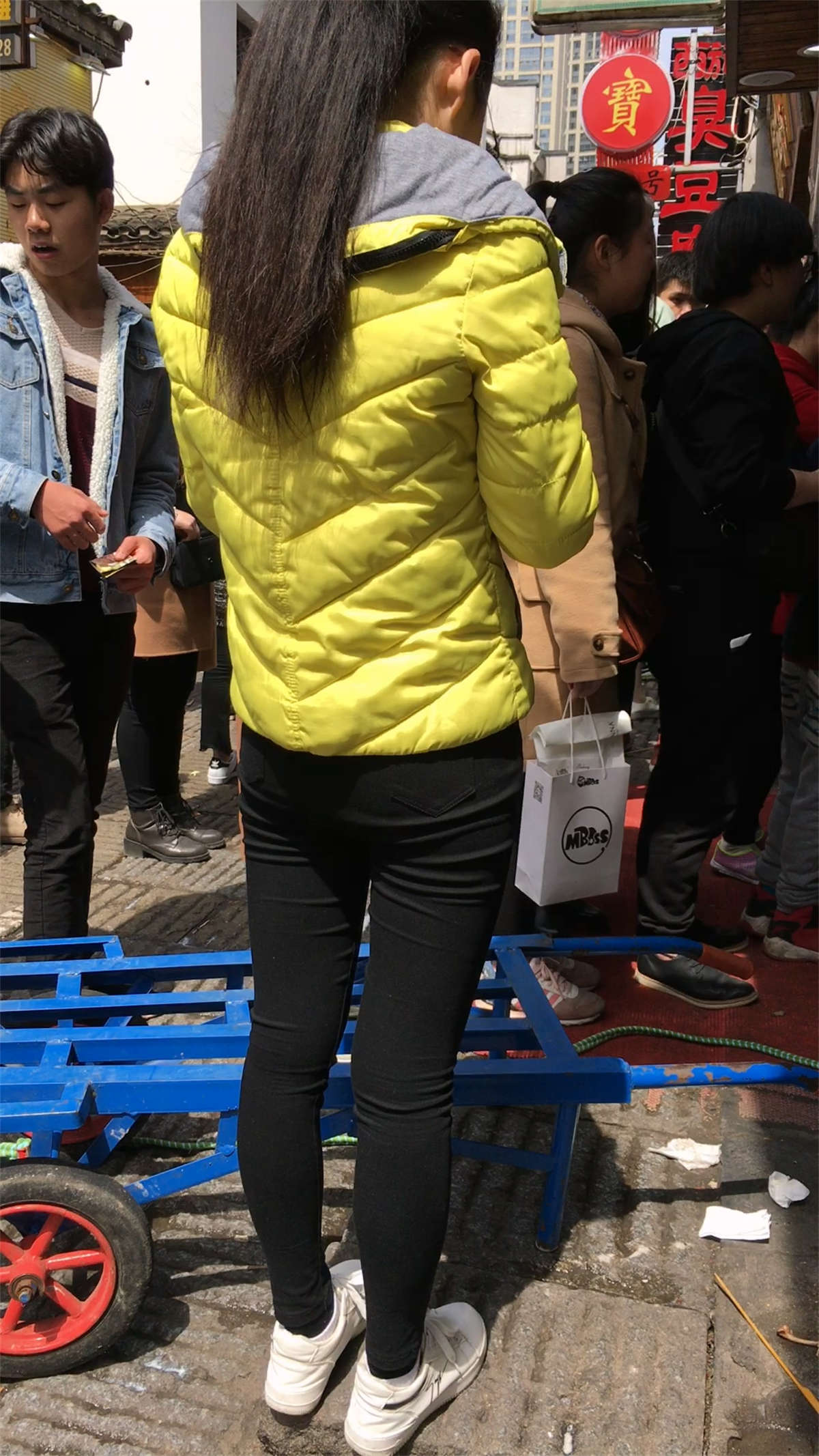 图片[2]-排队买小吃的美女-日更街拍