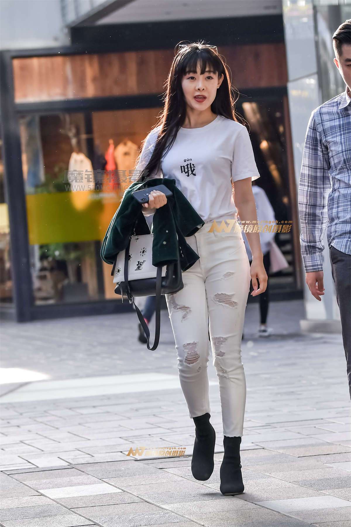 左手倒影赛帖：白牛仔紧绷美臀，漂亮美女有魅力-日更街拍