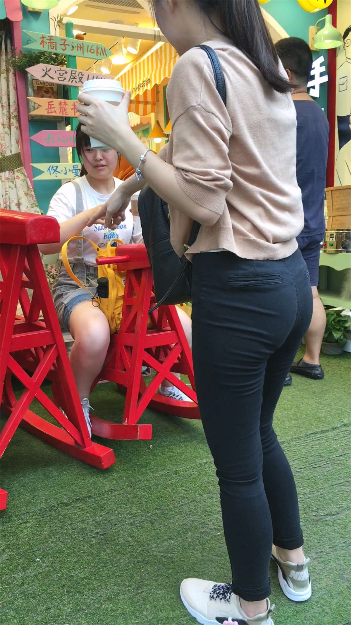 图片[2]-紧身美臀好看好用-日更街拍